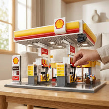 Modèle de station d’essence shell en briques de construction avec nombreux éléments led aux couleurs jaune rouge et blanc
