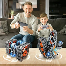 Deux modèles assemblés de tanks robotiques en plastique gris et orange avec lumières bleues led kit de construction 4 en 1 batterie rechargeable