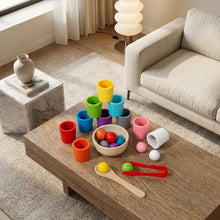 Jeu de tri des couleurs montessori en bois avec gobelets colorés rouge orange jaune vert bleu rose et gris sur table en bois