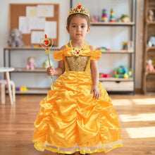 Jeune fille en déguisement cosplay princesse belle en robe jaune satin avec dentelle dorée et tiara assortie