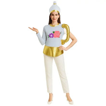 Femme portant un costume service à thé disney bleu clair orné de fleurs brodées avec pantalon blanc et chapeau assorti