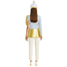 Femme en costume service à thé disney avec haut bleu clair à basque dorée et pantalon blanc et chapeau blanc à bande dorée