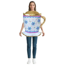 Femme portant un costume service à thé disney en forme de tasse à thé blanche avec bordure dorée et motifs floraux bleus