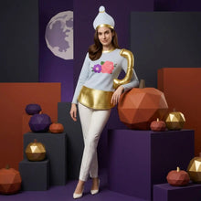 Femme en déguisement service à thé disney avec pull bleu clair brodé et pantalon blanc assorti à un chapeau doré