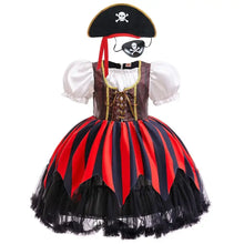 Déguisement halloween pirate fille rayé rouge et noir avec corset marron manches blanches chapeau tricorne et cache œil
