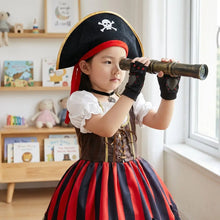 Chapeau pirate noir avec bordure dorée et emblème tête de mort blanc pour déguisement halloween pirate fille