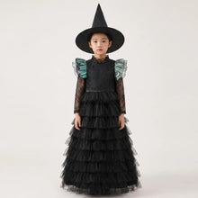 Déguisement halloween sorcière enfant avec robe noire en tulle superposée, manches en dentelle et chapeau pointu vert irisé