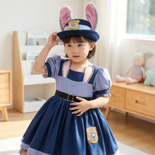 Enfant portant un déguisement pat patrouille robe fille bleu marine avec oreilles roses et grises et chapeau décoré badge police lapin