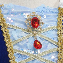 Broche en or filigrane avec gemstone rouge étincelante et cristal en forme de goutte pour déguisement princesse blanche-neige