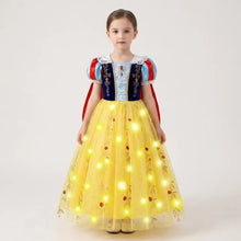 Déguisement princesse blanche-neige avec jupe jaune en tulle lumineuse, manches bouffantes bleu et rouge, broderie dorée et cape assortie