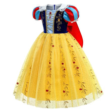 Déguisement princesse blanche-neige robe en tulle jaune avec manches bouffantes rouges et bleues broderies feuille or