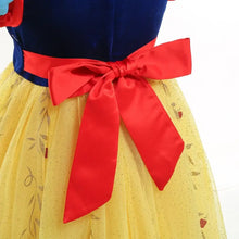Déguisement princesse blanche-neige avec nœud rouge satiné à la taille sur jupe jaune en tulle brodée de feuilles dorées
