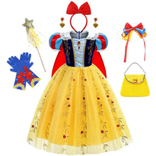 Déguisement princesse blanche-neige en tulle jaune avec accents bleus et rouges, broderie feuille d’or et cape assortie
