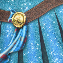 Bouton circulaire doré avec motif spirale sur bracelet en cuir marron orné de noeuds celtiques pour déguisement princesse brave rebelle
