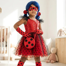 Sac à bandoulière rouge à pois noirs porté par un enfant en déguisement princesse ladybug miraculous