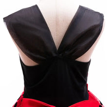 Vue du dos d’un déguisement princesse ladybug miraculous avec tissu noir transparent à pois noirs et jupe satin rouge vif