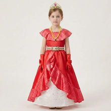 Une jeune fille porte une robe princesse elena rouge vif avec nombreux accessoires et doublure étoilée blanche