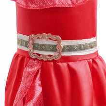 Ceinture décorative avec boucle ornée en rose doré et sangle en tissu à motifs portée sur robe princesse elena rouge satiné nombreux accessoires
