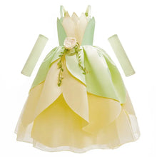 Robe princesse grenouille délicate en tissu satiné vert pastel et jaune avec ornements floraux centraux pour enfants
