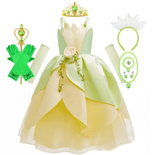 Robe princesse grenouille deux tons vert et crème avec tissu à pétales et ornement floral délicat à la taille