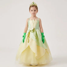 Enfant portant une robe princesse grenouille verte et jaune en tulle avec détails feuilles et embellissement floral blanc