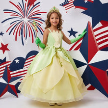 Jeune fille en robe princesse grenouille verte et jaune pastel avec gants assortis et diadème floral au tour de taille