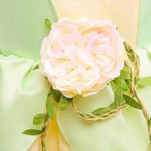 Déguisement robe princesse grenouille avec rose artificielle crème et rose sur tissu satin vert clair et ficelle rustique