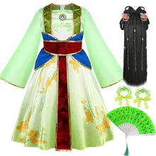 Déguisement robe princesse mulan vert lime et rouge en style chinois traditionnel avec broderies florales dorées et ceinture bleue