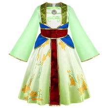 Robe princesse mulan en satin vert clair à manches longues avec corsage blanc orné de broche et ceinture en velours rouge