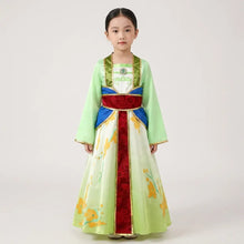 Jeune fille portant une robe princesse mulan verte clair avec manches longues et décorations rouges et bleues