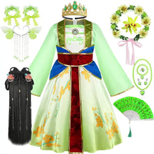 Robe princesse mulan en satin vert clair avec bordure or et bleu, ceinture velours rouge et broderies florales jaunes