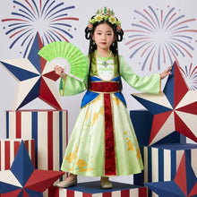 Jeune fille porte une robe princesse mulan en satin vert clair avec broderies or et ornement floral traditionnel chinois