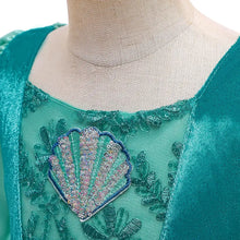 Broche coquillage pailletée teal irisée rose et argent sur robe princesse sirène brodée avec nombreux accessoires