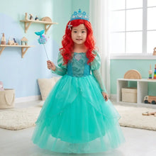 Jeune fille en robe princesse sirène turquoise avec jupe en tulle et nombreux accessoires dont tiara étoile de mer