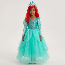 Enfant portant un déguisement robe princesse sirène turquoise en sequins avec jupe en tulle et nombreux accessoires floraux bleus