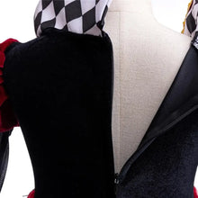 Robe reine en velours noir avec col à carreaux et manches rouges à volants pour déguisement royale