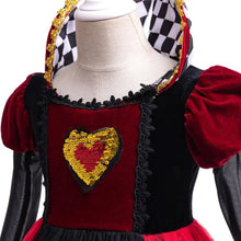 Déguisement robe reine de coeur alice en velours rouge et noir avec patch sequins coeur col damier et manches bouffantes