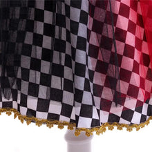 Robe reine en tissu noir et blanc à carreaux avec panneau rouge orné de dentelle dorée idéale pour costume royal