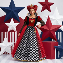 Robe reine rouge et noire à carreaux avec bordure dorée et embellissement en forme de coeur sur le corsage