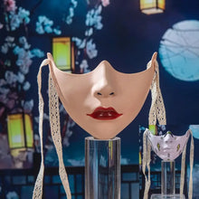 Demi-masque mécanique à lèvres rouges avec peau beige lisse et liens en dentelle crème pour séances photo halloween