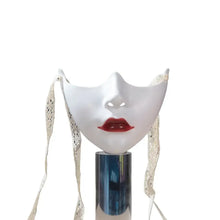 Demi-masque mécanique blanc en porcelaine avec lèvres rouges et rubans en dentelle pour séances photo et halloween