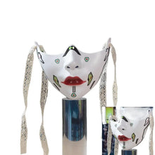 Demi-masque mécanique à lèvres rouges avec accents géométriques noir et vert et liens en dentelle pour séances photo halloween