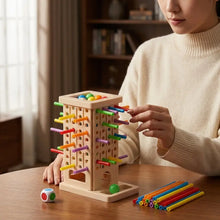 Jeu d’équilibre avec bâtonnets en bois beige, tubes plastiques colorés et balles multicolores, tranches d’âge indiquées