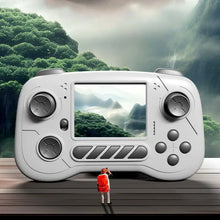 Console de jeu portable blanche avec écran affichant paysage montagneux, sticks analogiques gris, idéal pour voiture drone 4k