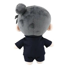 Peluche sorciers manga grise avec chignon portant une tenue noire manches courtes dans duo de peluches sorciers manga