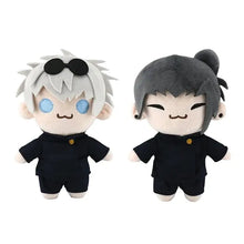 Deux peluches sorciers manga chibi avec cheveux blancs et gris en tenue noire assortie duo de peluches sorciers manga