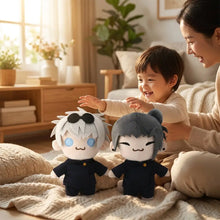 Deux peluches sorciers manga avec cheveux blancs et gris yeux bleus en uniforme noir peluches sorciers manga