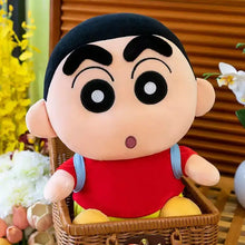 Peluche écolier espiègle crayon shin-chan avec cheveux noirs, chemise rouge et bretelles bleues, sac à dos inclus