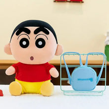 Peluche écolier espiègle avec cheveux noirs, chemise rouge, short jaune et sac à dos pour décoration enfantine