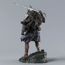 Figurine elden ring nightreign wylder 24 cm d un guerrier en armure sombre avec une épée argentée sur l épaule